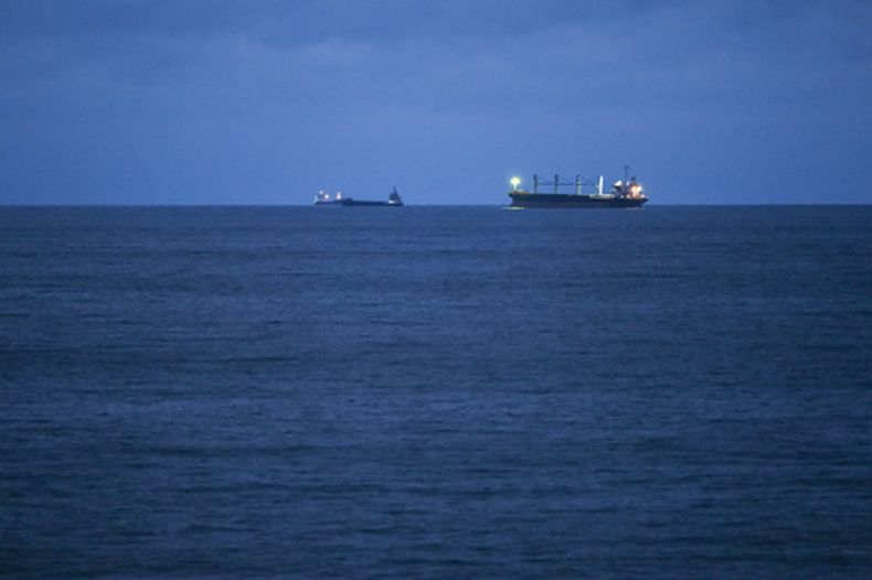 La remolcadora de rescate de la Armada búlgara Mizar se ve junto al barco Azov Concord, donde cuatro marinos rescatados del dron atacado y hundido HS Dignity esperan a ser trasladados al puerto de Varna, Bulgaria, el martes 13 de octubre de 2026. (Moreto.net via AP)