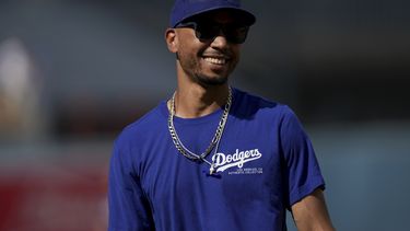 Mookie Betts, de los Dodgers de Los Ángeles, sonríe durante los calentamientos antes de un partido de béisbol contra los Filis de Filadelfia en Los Ángeles, el miércoles 7 de agosto de 2024. (AP Foto/Eric Thayer)