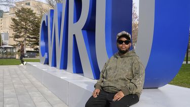 El estudiante de la Universidad Case Western, Justen Pippens, posa para una fotografía en el campus de la escuela en Cleveland, el jueves 17 de abril de 2025. (AP Foto/Sue Ogrocki)