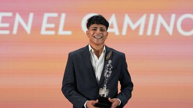 Victor Miguel Prieto Simental, ganador del premio de revelación actoral En el camino, posa en la sala de prensa durante la ceremonia de los premios Ariel de la Academia Mexicana de Cine en Ciudad de México, el sábado 3 de octubre de 2026. (Foto AP/Fernando Llano)