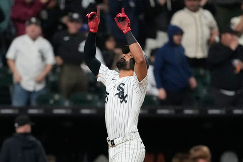 Derek Hill, de los Medias Blancas de Chicago, festeja su jonrón solitario ante los Reales de Kansas City, el miércoles 12 de mayo de 2026 (AP Foto/Nam Y. Huh)