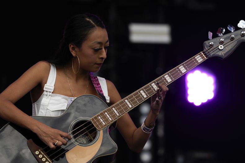 La bajista Sandra de Conexión Divina durante su concierto en el primer día del festival Arre en la Ciudad de México el sábado 9 de septiembre de 2023. (Foto AP/Fernando Llano)