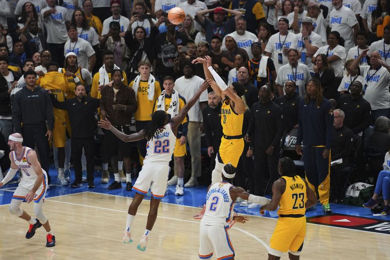 Tyrese Haliburton, de los Pacers de Indiana, lanza la canasta de la victoria en el primer partido de las Finales ante el Thunder de Oklahoma City, el jueves 5 de junio de 2025 (AP Foto/Nate Billings)