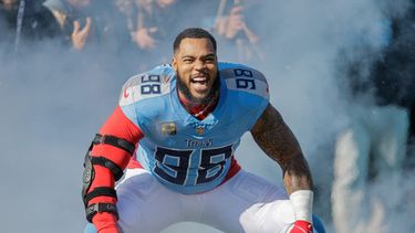 ARCHIVO - Jeffery Simmons (98), tackle defensivo de los Titans de Tennessee, es presentado previo al partido de la NFL contra los Chiefs de Kansas City, el 21 de diciembre de 2025, en Nashville, Tennessee. (AP Foto/Stew Milne, Archivo)