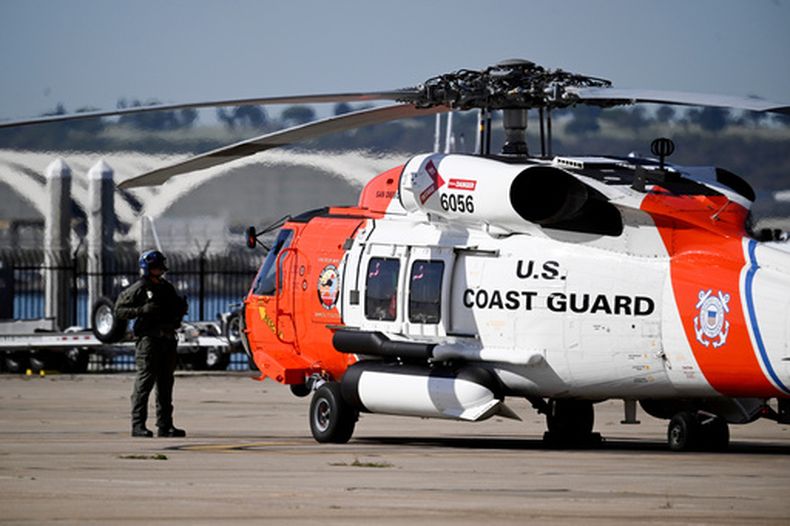Un guardia costero de Estados Unidos se prepara para despegar en la Estación de la Guardia Costera en San Diego, el viernes 16 de octubre de 2026, en San Diego. (AP Foto/Denis Poroy)