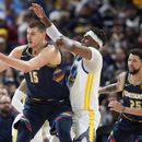 Nuggets ganan 131-124 a Warriors con triple doble de Jokic