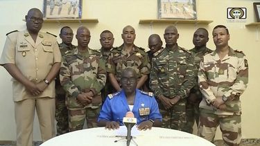 militares anuncian un golpe de estado en nigeria.