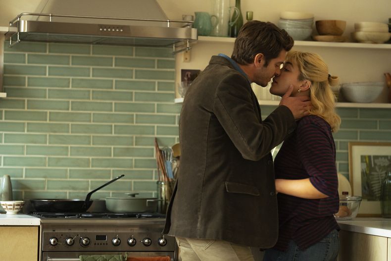 Esta imagen difundida por A24 muestra a Andrew Garfield, izquierda, y Florence Pugh en una escena de We Live In Time. (Peter Mountain/A24 via AP)