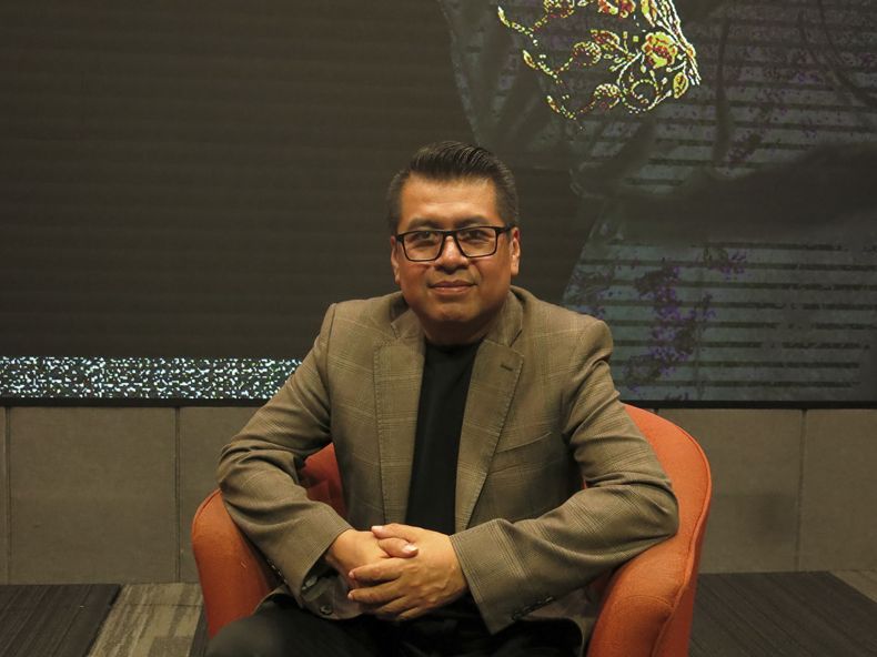 El productor mexicano Guillermo Hernández Galicia posa para un retrato durante una entrevista para promover el álbum Eterno de Juan Gabriel, en la Ciudad de México, el miércoles 3 de septiembre de 2025. (Foto AP/Berenice Bautista)