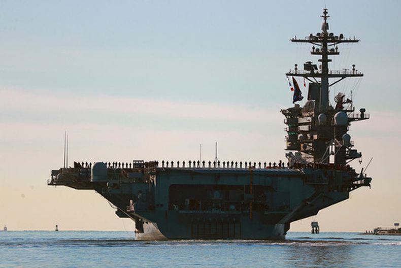 El portaaviones USS Abraham Lincoln zarpando de San Diego, California,. El 3 de enero del 2021. (K.C. Alfred/The San Diego Union-Tribune via AP)