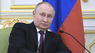 El presidente de Rusia, Vladímir Putin, escucha al príncipe heredero de Arabia Saudí, Mohammed bin Salman, durante una reunión en el palacio Al Yamamah, en Riad, Arabia Saudí, el 6 de diciembre de 2023. (Alexei Nikolsky, Sputnik, Kremlin Pool Foto vía AP)