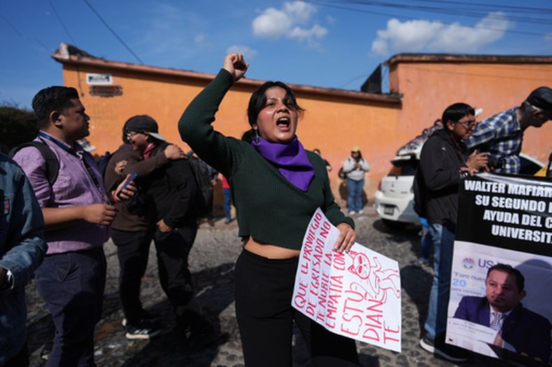 Manifestantes se concentran frente al lugar donde las autoridades de la Universidad Pública de San Carlos se reúnen para nombrar a su rector, alegando que la elección es ilegal, en Antigua (Guatemala), el miércoles 8 de abril de 2026. (Foto AP/Moisés Castillo)
