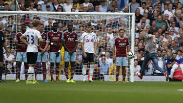 americateve | Un hincha que entr&oacute; a la cancha patea un tiro libre en un partido entre Tottenham y West Ham el s&aacute;bado, 16 de agosto de 2014, en Londres. (AP Photo/Sang Tan)