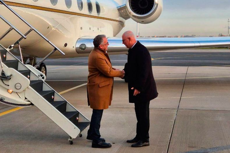 El enviado presidencial ruso Kirill Dmitriev, a la derecha, recibe al enviado especial de Estados Unidos, Steve Witkoff, en el aeropuerto internacional a las afueras de San Petersburgo, Rusia, el miércoles 21 de octubre de 2026. (TASS Foto via AP)