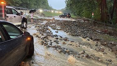 Vehículos detenidos cerca de un tramo de la carretera Palisades inundado y dañado por el agua junto al puente Bear Mountain, el domingo 9 de julio de 3034 en el condado Orange, Nueva York. (AP Foto/David Bauder)