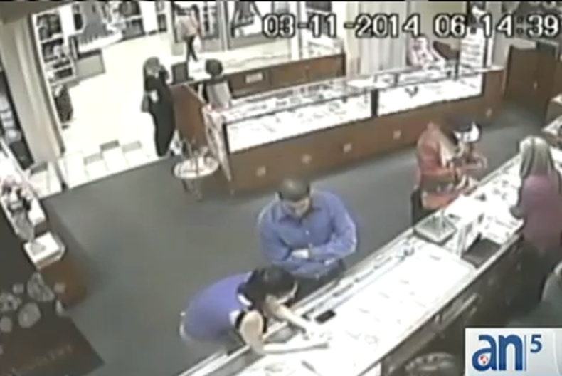 La policía de Sunrise busca esta tarde a un ladrón que salió corriendo de una joyería con un valioso anillo.