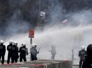 se extienden protestas en europa contra medidas covid