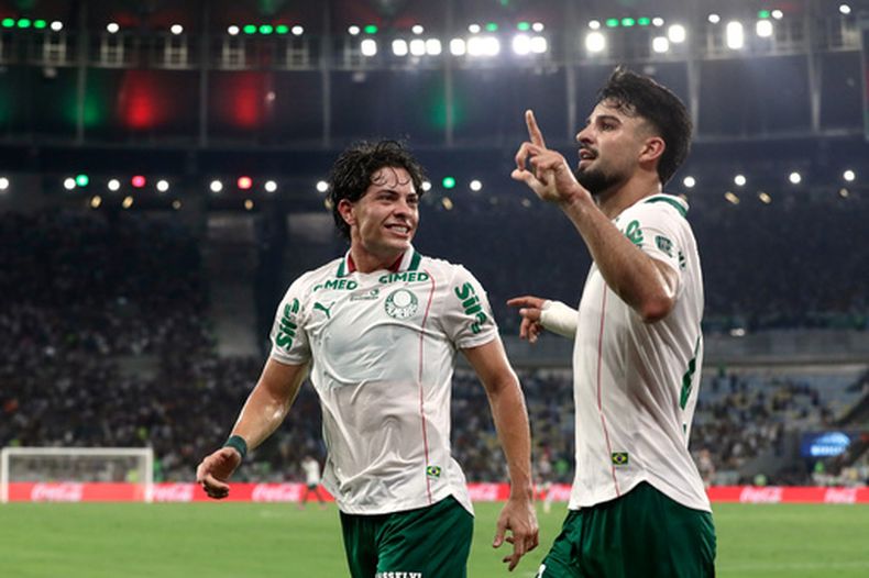 José Manuel “Flaco” López (derecha), de Palmeiras, festeja con su compañero Agustín Giay tras anotar ante Fluminense en la ida de las semifinales de la Copa Libertadores, el miércoles 14 de octubre de 2026 en Río de Janeiro (AP Foto/Bruna Prado)