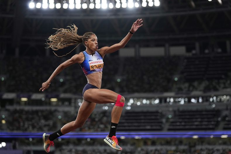La venezolana Yulimar Rojas compite en la final del salto triple del Mundial de atletismo, el jueves 18 de septiembre de 2025, en Tokio. (AP Foto/Matthias Schrader)