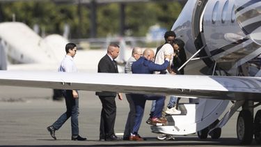 Harjinder Singh es escoltado hacia un avión por el vicegobernador de Florida, Jay Collins, y policías, el jueves 21 de agosto de 2025, en Stockton, California. (AP Foto/Benjamin Fanjoy)