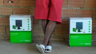 Un miembro de la tribu indígena Arapium con cajas donadas de equipos para sistemas de energía solar en la región de Nova Sociedade, cerca de Santarem, estado de Pará, Brasil, el 3 de septiembre del 2026. (AP foto/Andre Penner)