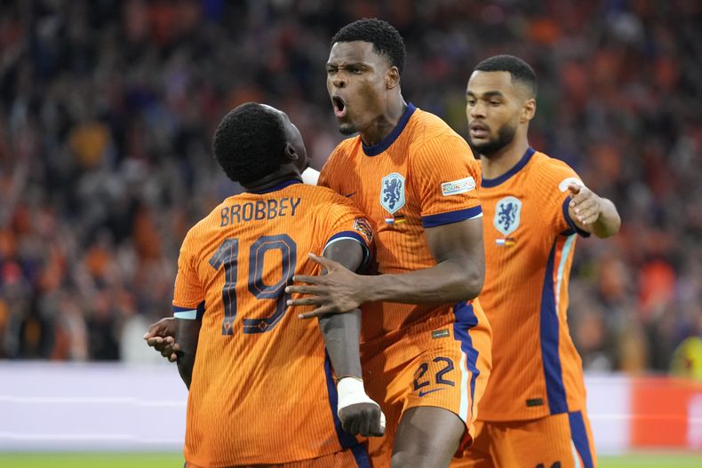 Denzel Dumfries, de Holanda, celebra después de anotar un gol durante el partido de fútbol de la Liga de Naciones de la UEFA entre Países Bajos y Alemania en Ámsterdam, Países Bajos, el martes 10 de septiembre de 2024. (AP Foto/Peter Dejong)
