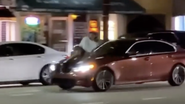 video: hombre salta sobre su bmw mientras era robado por una mujer en las olas boulevard