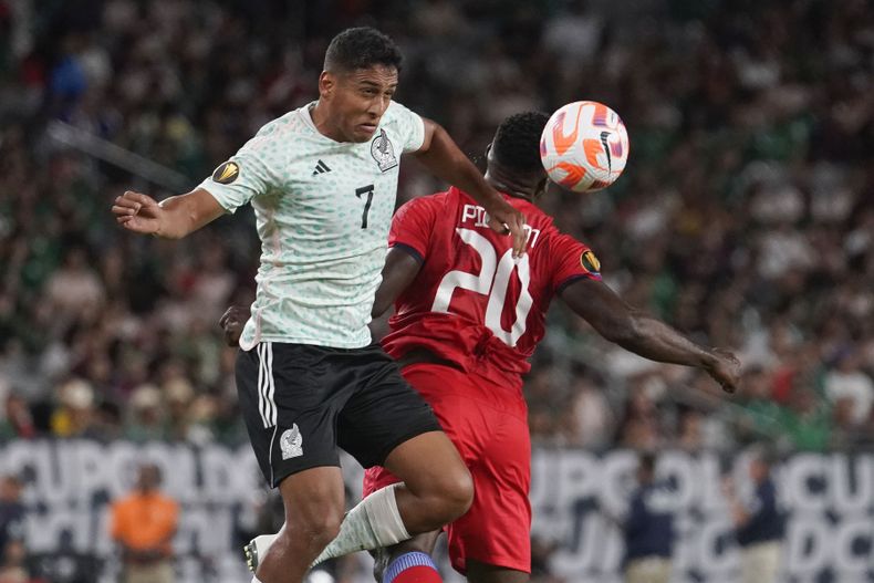 Luis Romo de México le gana el balón con un cabezazo al haitiano Frantzdy Pierrot (20) en el encuentro de la Copa Oro el jueves 29 de junio del 2023. (AP Foto/Darryl Webb)