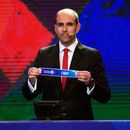 ARCHIVO - Sergio Jadue, presidente de la Asociación Nacional de Fútbol Profesional de Chile, muestra una papeleta con el nombre de Chile durante el sorteo para la Copa América 2015, e 24 de noviembre de 2014, en Viña del Mar. (AP Foto/Luis Hidalgo)