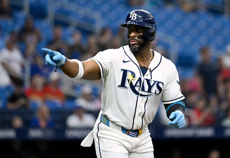 Yandy Díaz, de los Rays de Tampa Bay, celebra mientras corre las bases después de disparar un cuadrangular durante la primera entrada del juego de béisbol de Grandes Ligas contra los Rangers de Texas, el miércoles 29 de julio de 2026, en San Petersburgo, Florida. (AP Foto/Jason Behnken)