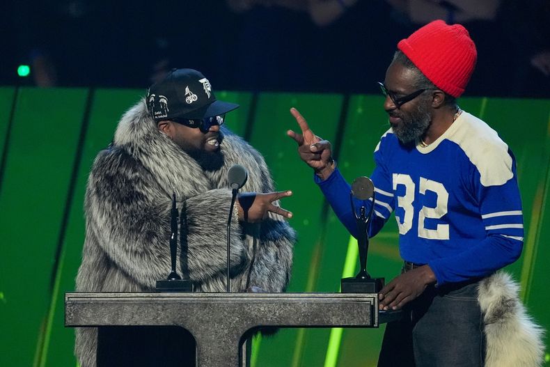 Los nuevos miembros Big Boi, izquierda, y André 3000 de OutKast en la ceremonia de incorporación al Salón de la Fama del Rock and Roll de 2025 el sábado 8 de noviembre de 2025 en L.A. Live en Los Ángeles. (Foto AP/Chris Pizzello)