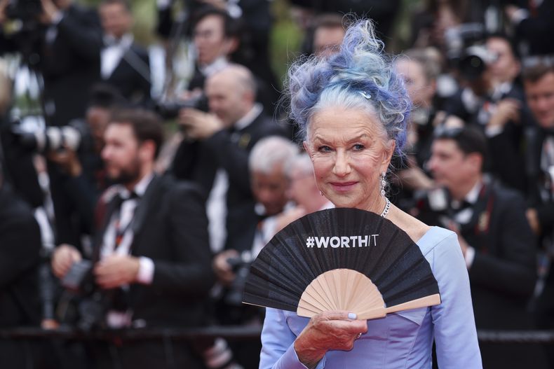Helen Mirren posa a su llegada a la ceremonia de apertura y al estreno de la película Jeanne du Barry en la 76a edición del festival internacional de cine de Cannes, en el sur de Francia, el martes 16 de mayo de 2023. (Foto Vianney Le Caer/Invision/AP)