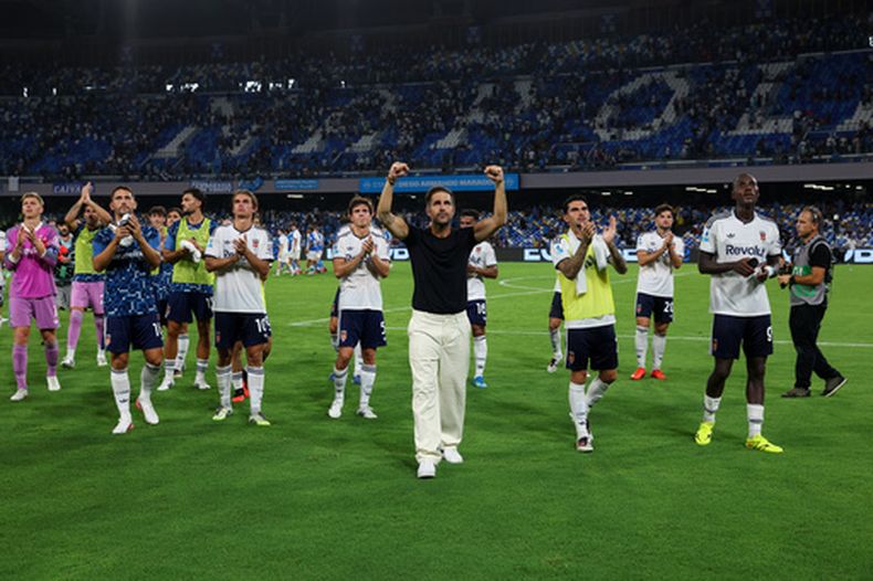 Los jugadores de Como junto al técnico Cesc Fábregas celebran la victoria 2-1 ante Napoli en la Serie A, el domingo 30 de agosto de 2026, en Nápoles. (Alessandro Garofalo/LaPresse vía AP)