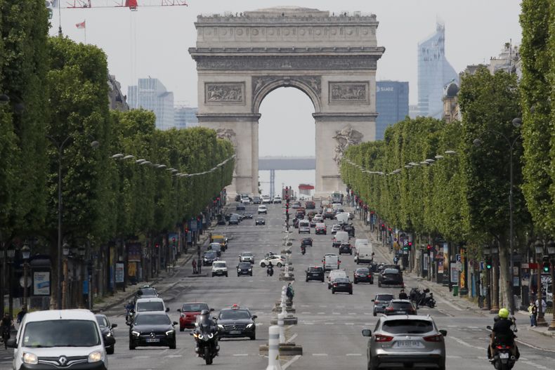 ARCHIVO - Vista del tráfico en la avenida Champs Elysées, París, 7 de mayo de 2020. La alcaldesa de París dice que hay demasiadas camionetas en la ciudad y pide a los votantes que aprueben un aumento a la tarifa de estacionamiento a partir del 4 de febrero de 2024. (AP Photo/Christophe Ena, File)