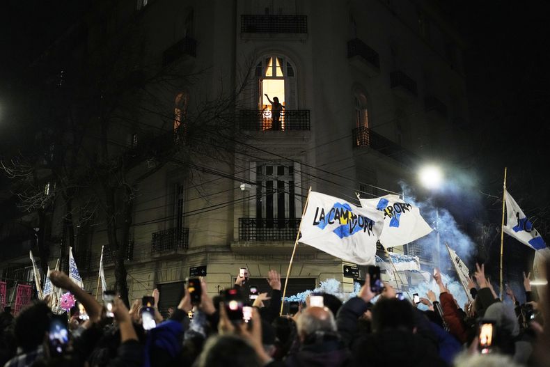 La expresidenta argentina Cristina Fernández saluda a sus partidarios desde el balcón de su casa, donde cumple una condena de seis años de arresto domiciliario por corrupción, tras el cierre de las elecciones provinciales legislativas en Buenos Aires, Argentina, el domingo 7 de septiembre de 2025. (AP Foto/Natacha Pisarenko)