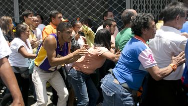 Un muerto en refriega frente a corte que juzga a López