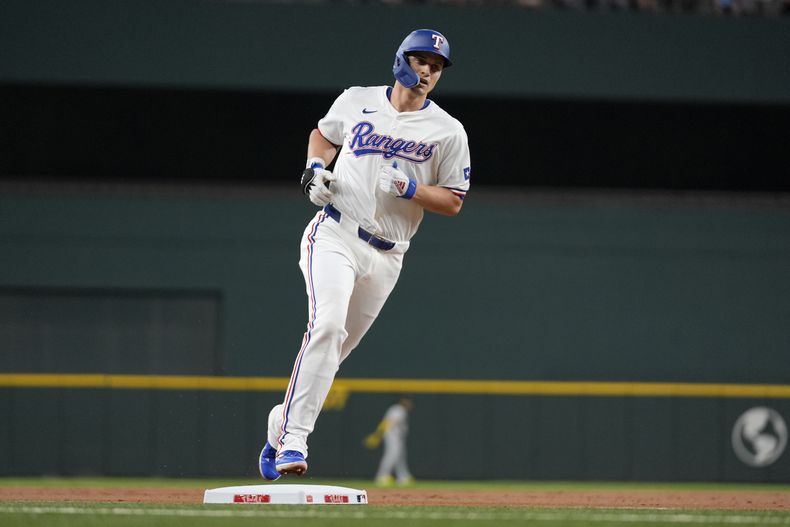 Corey Seager, de los Texas Rangers recorre las bases luego de conectar un cuadrangular solitario ante los Piratas de Pittsburgh en la primera entrada del juego de béisbol, el lunes 19 de agosto, en Arlington, Texas. (AP Foto/Tony Gutierrez)