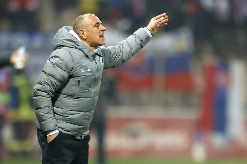 ARCHIVO - Foto del 19 de noviembre del 2023, el seleccionador de Eslovaquia Francesco Calzona da instrucciones durante el encuentro de la eliminatoria al Campeonato Europeo ante Bosnia y Herzegovina. El lunes 19 de febrero del 2024, el Napoli despide a Walter Mazzarri y contrata a Calzona. (AP Foto/Armin Durgut, Archivo)