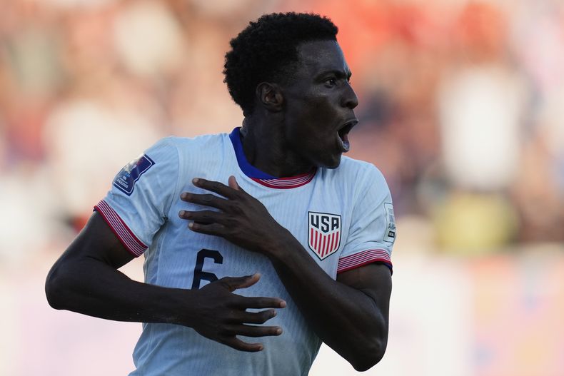 Brooklyn Raines, de Estados Unidos, festeja tras anotar ante Francia en un partido del Mundial Sub20, disputado el jueves 2 de octubre de 2025, en Rancagua, Chile (AP Foto/Andre Penner)
