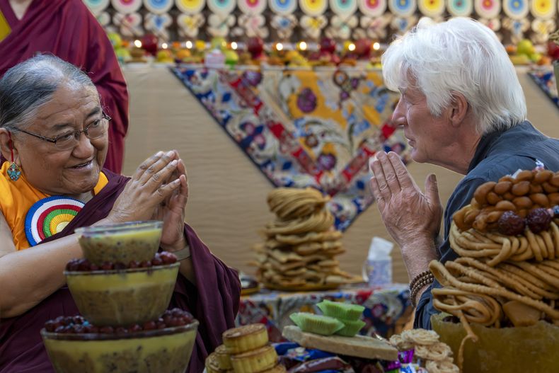El actor Richard Gere, a la derecha, saluda al sakya trizin Ngawang Kunga, un destacado líder budista tibetano, en un evento en el que los devotos celebraron el 90mo cumpleaños del líder espiritual tibetano, el Dalai Lama, según el calendario tibetano, en el templo Tsuglakhang de Dharamshala, India, el lunes 30 de junio de 2025, antes de su cumpleaños según el calendario gregoriano, que se celebra el 6 de julio. (AP Foto/Ashwini Bhatia)