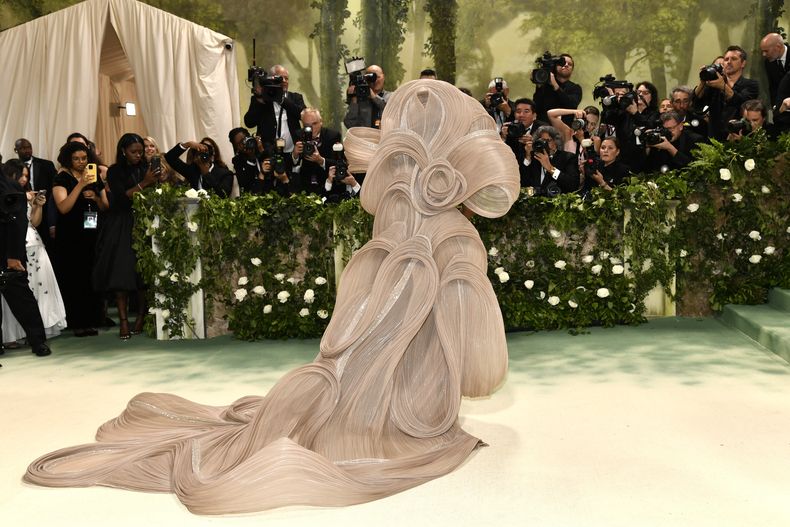 Mindy Kaling llega a la gala benéfica del Instituto del Vestido del Museo Metropolitano de Arte para celebrar la inauguración de la exposición Sleeping Beauties: Reawakening Fashion el lunes 6 de mayo de 2024, en Nueva York. (Foto Evan Agostini/Invision/AP)
