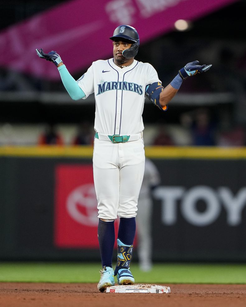 El dominicano Julio Rodríguez, de los Marineros de Seattle, festeja luego de batear un sencillo productor ante los Astros de Houston, el martes 28 de mayo de 2024 (AP Foto/Lindsey Wasson)