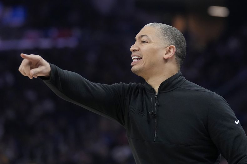 El entrenador de los Clippers de Los Ángeles, Tyronn Lue, hace un gesto a los jugadores durante el partido del miércoles 14 de febrero de 2024, ante los Warriors de Golden State (AP Foto/Jeff Chiu)