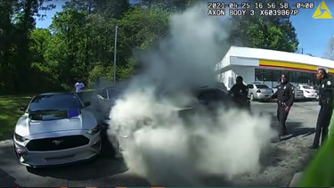video: cinco policias salvan a un hombre inconsciente en un coche en llamas en un heroico rescate grabado en primera persona