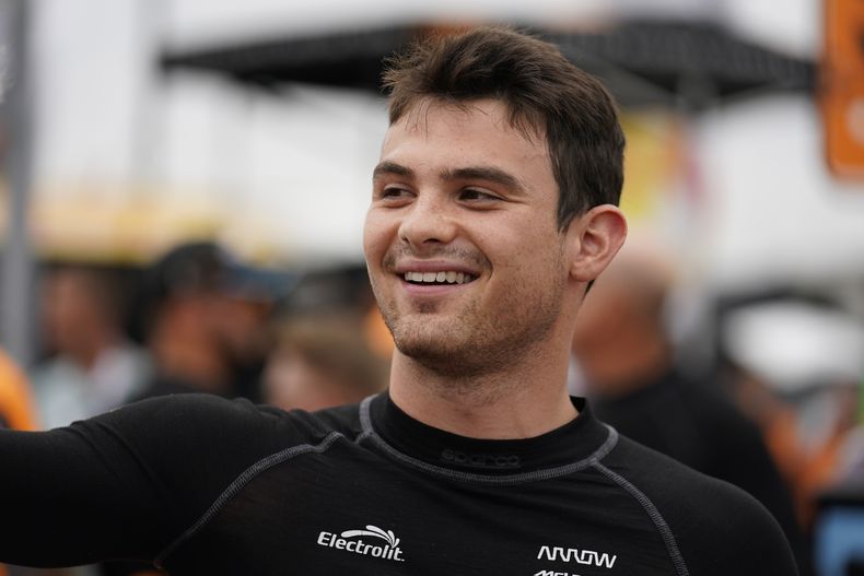 ARCHIVO - El piloto mexicano Pato OWard previo al comienzo de una carrera de la IndyCar, el 27 de agosto de 2023, en Madison, Illinois. OWard será el piloto de reserva del equipo McLaren de la Fórmula Uno en la próxima temporada. (AP Foto/Jeff Roberson)