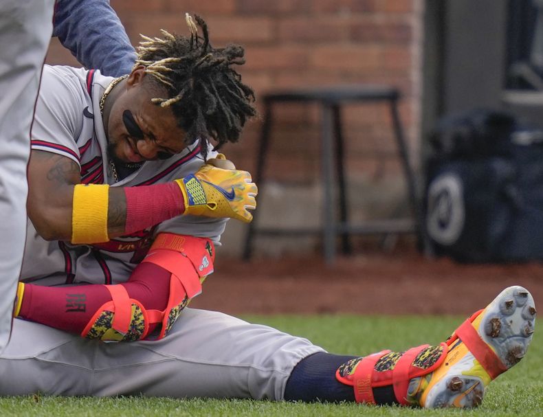 El venezolano Ronald Acuña Jr., de los Bravos de Atlanta, se sienta luego de recibir un pelotazo en el juego del lunes 1 de mayo de 2023, ante los Mets de Nueva York (AP Foto/Seth Wenig)