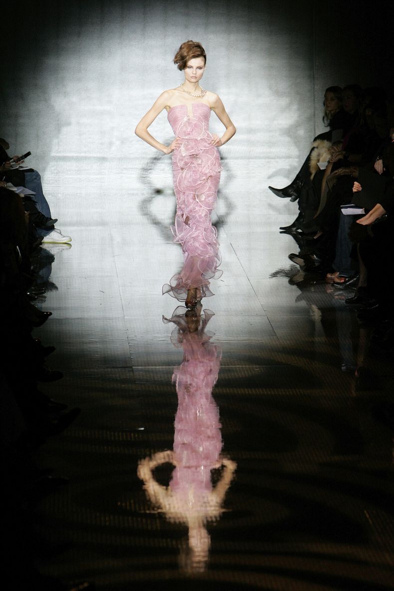 ARCHIVO - Una modelo luce una creación del diseñador de moda italiano Giorgio Armani durante la presentación de la colección de moda primavera-verano 2008 de Giorgio Armani Privé Haute Couture, el 21 de enero de 2008 en París. (Foto AP/Thibault Camus, archivo)