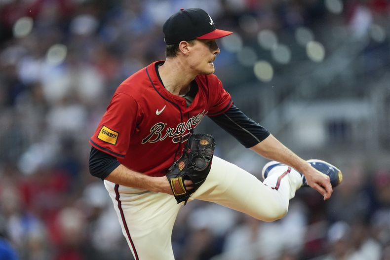 Max Fried, abridor de los Bravos de Atlanta, labora frente a los Azulejos de Toronto el viernes 6 de septiembre de 2024 (AP Foto/John Bazemore)