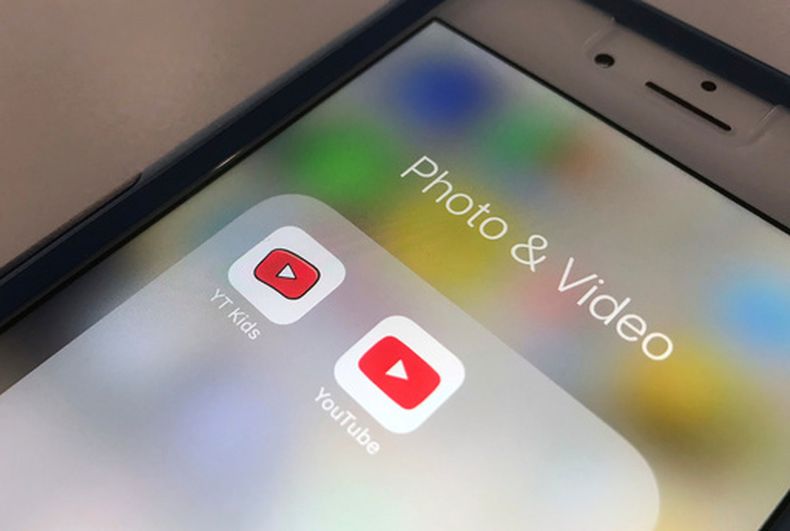 Los iconos de las aplicaciones YouTube Kids y YouTube se muestran en un smartphone en Nueva York, el 25 de abril de 2018. (Foto AP/Jenny Kane, Archivo)