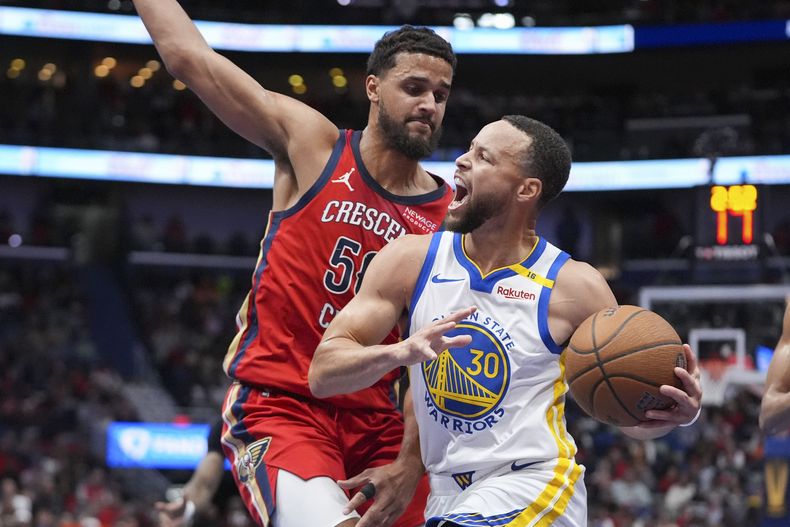 Stephen Curry, de los Warriors de Golden State, avanza hacia la cesta frente a Trey Jemison III, de los Pelicans de Nueva Orleáns, el viernes 22 de noviembre de 2024 (AP Foto/Gerald Herbert)